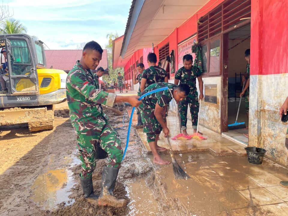 TNI AD Bersihkan Dua Sekolah Terdampak Bencana di Tukka, Aktivitas Belajar Kembali Pulih