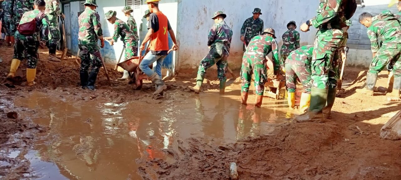 TNI AD Bersihkan Dua Sekolah Terdampak Bencana di Tukka, Aktivitas Belajar Kembali Pulih