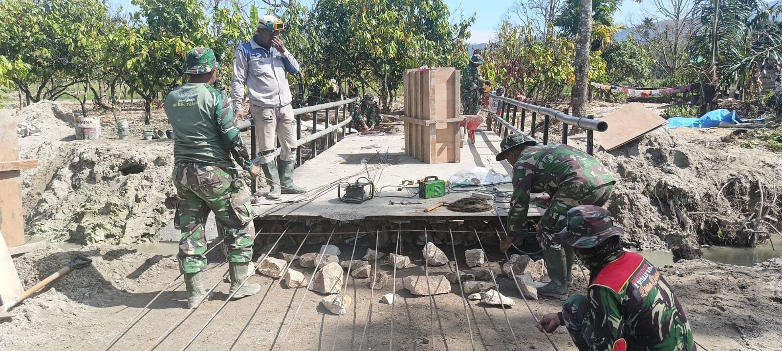 TNI AD Rampungkan Jembatan Permanen di Sungai Mahassan