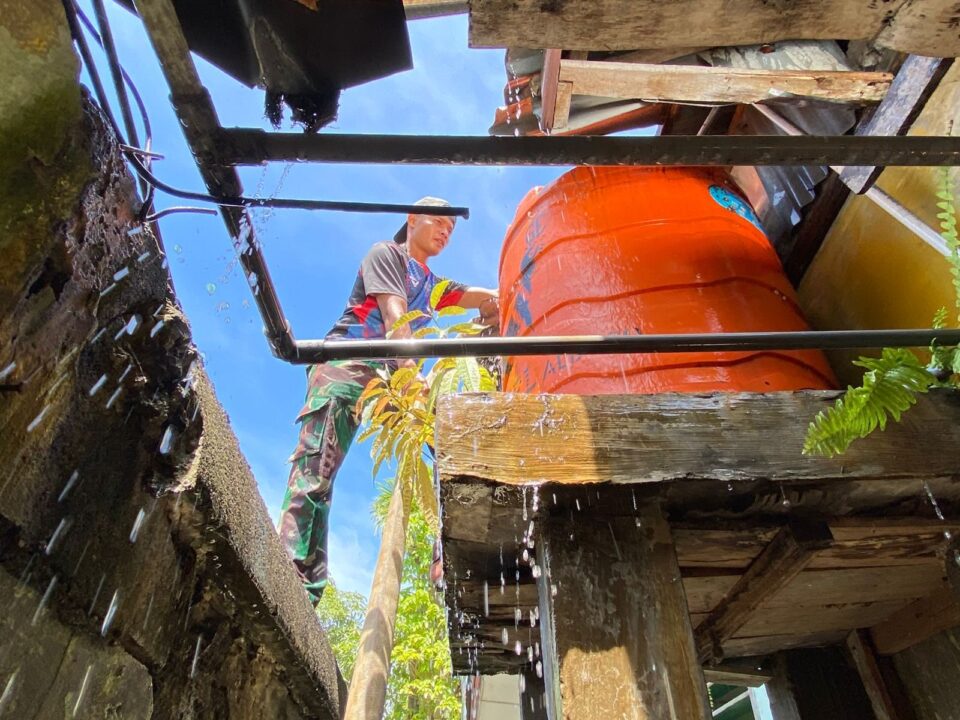 Kesulitan Air Bersih Pascabencana, TNI AD Suplai 12.000 Liter Air untuk Warga Padang