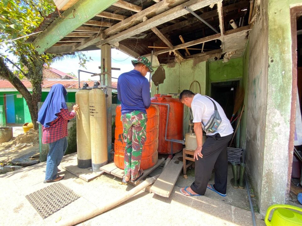 Kesulitan Air Bersih Pascabencana, TNI AD Suplai 12.000 Liter Air untuk Warga Padang