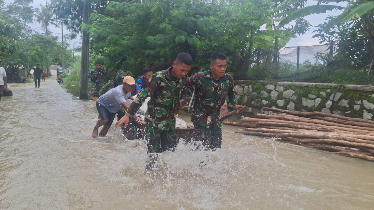 Kodam Jaya Hadir di Tengah Banjir, Evakuasi Warga Hingga Perbaikan Tanggul Jebol