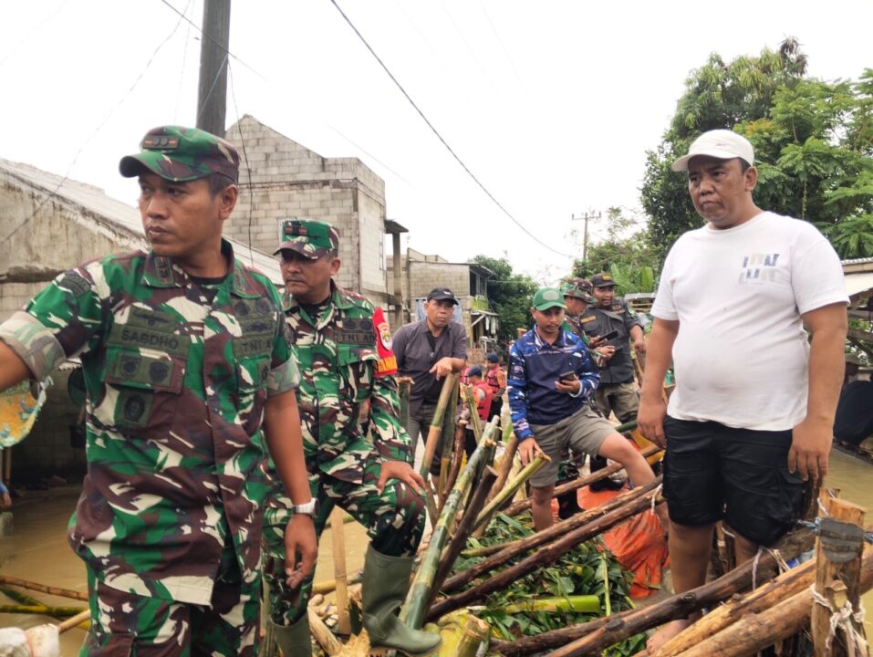 Kodam Jaya Hadir di Tengah Banjir, Evakuasi Warga Hingga Perbaikan Tanggul Jebol