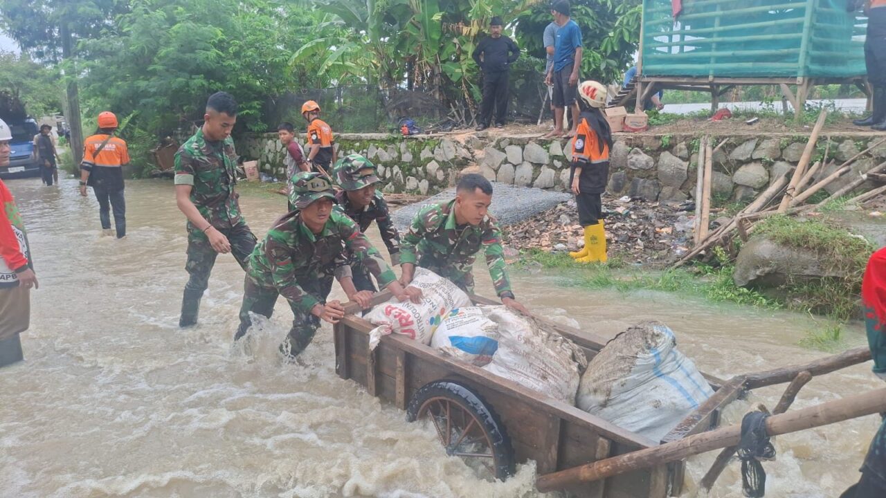 Kodam Jaya Hadir di Tengah Banjir, Evakuasi Warga Hingga Perbaikan Tanggul Jebol