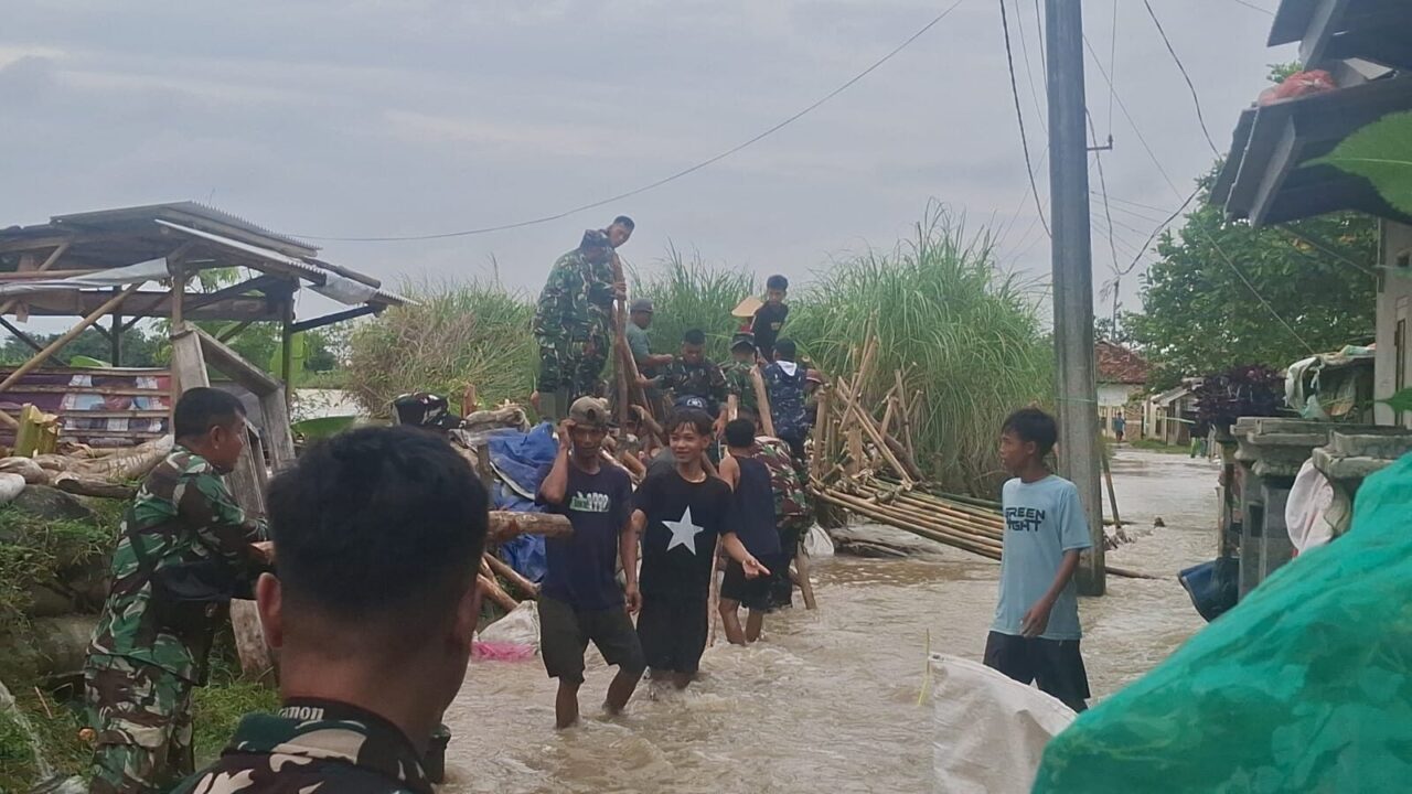 Kodam Jaya Hadir di Tengah Banjir, Evakuasi Warga Hingga Perbaikan Tanggul Jebol