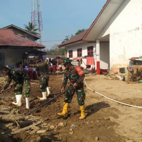 Bersihkan SDN 100704 Hutagodang, TNI AD Pulihkan Sarana Pendidikan Pascabanjir