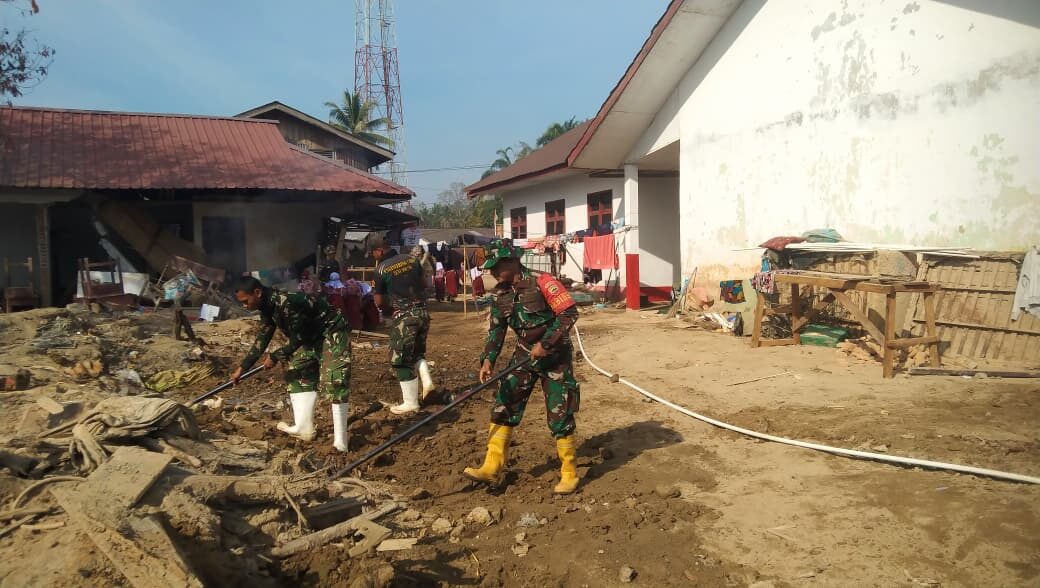 Bersihkan SDN 100704 Hutagodang, TNI AD Pulihkan Sarana Pendidikan Pascabanjir