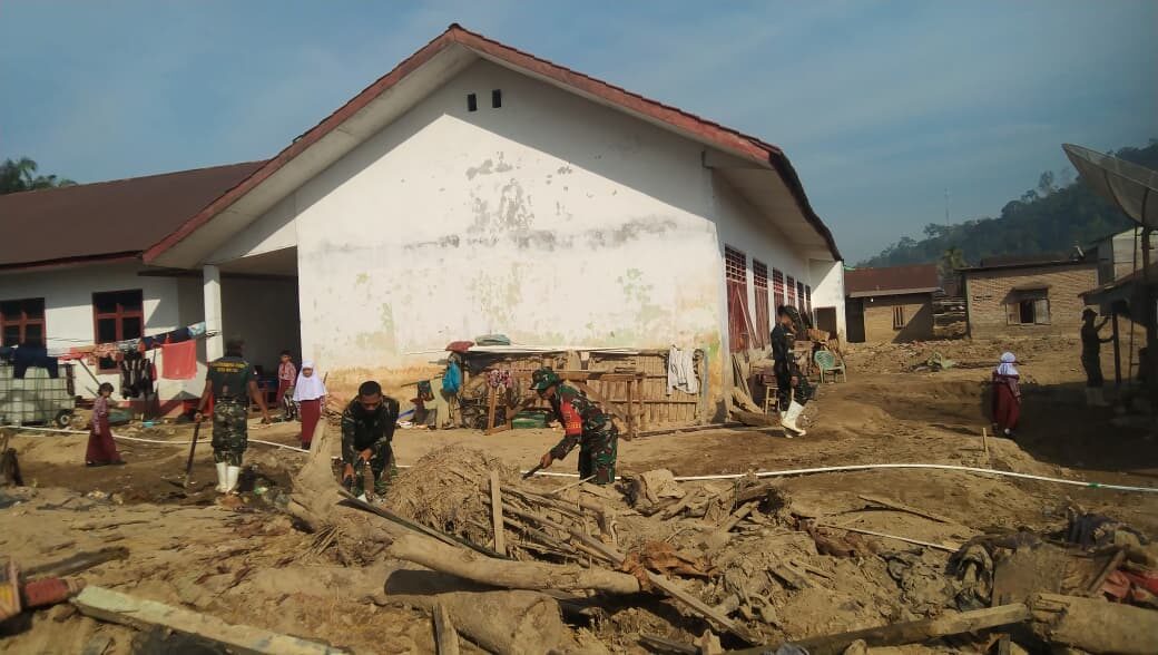 Bersihkan SDN 100704 Hutagodang, TNI AD Pulihkan Sarana Pendidikan Pascabanjir