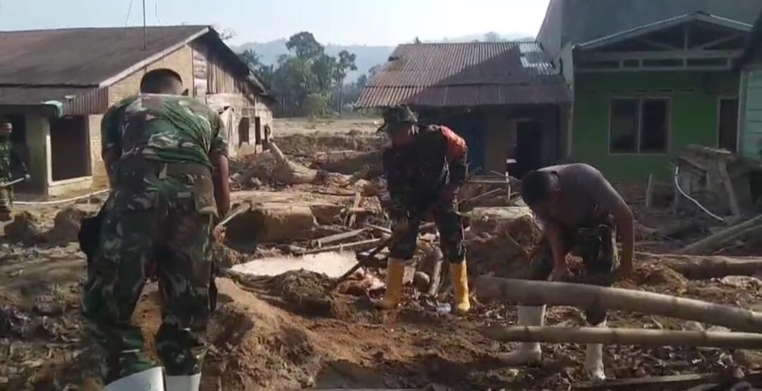 Bersihkan SDN 100704 Hutagodang, TNI AD Pulihkan Sarana Pendidikan Pascabanjir