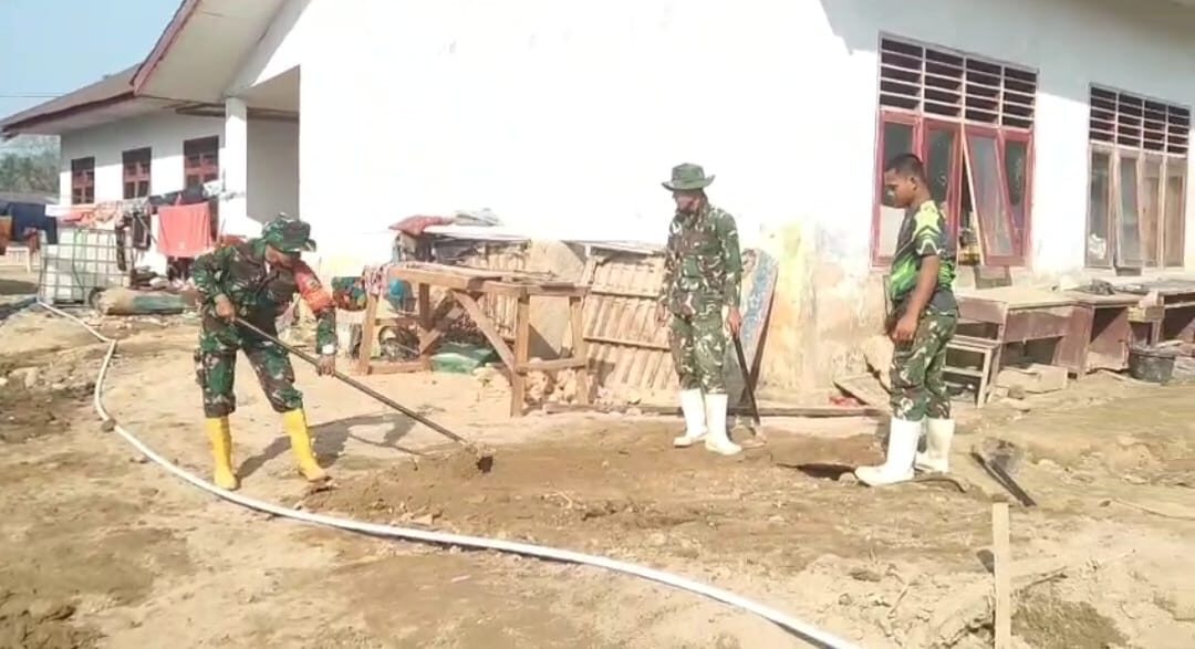 Bersihkan SDN 100704 Hutagodang, TNI AD Pulihkan Sarana Pendidikan Pascabanjir