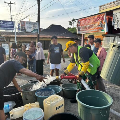 Lagi, TNI AD Suplai Air Bersih untuk Warga Korong Gadang Pasca Bencana