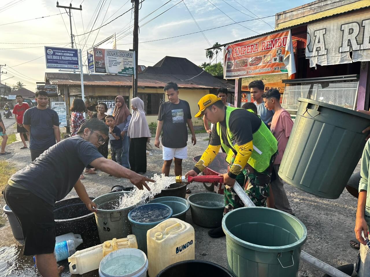 Lagi, TNI AD Suplai Air Bersih untuk Warga Korong Gadang Pasca Bencana