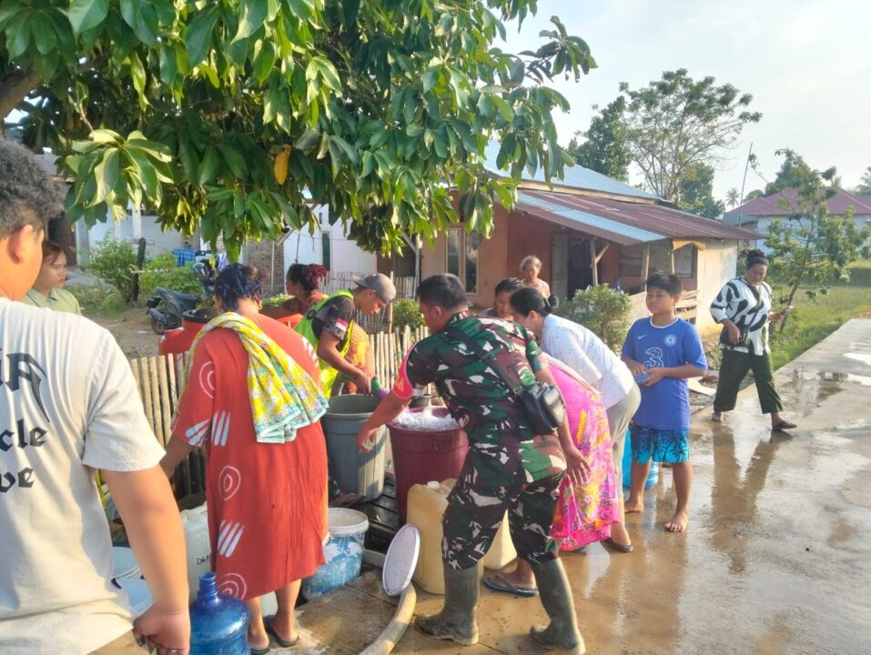 Lagi, TNI AD Suplai Air Bersih untuk Warga Korong Gadang Pasca Bencana