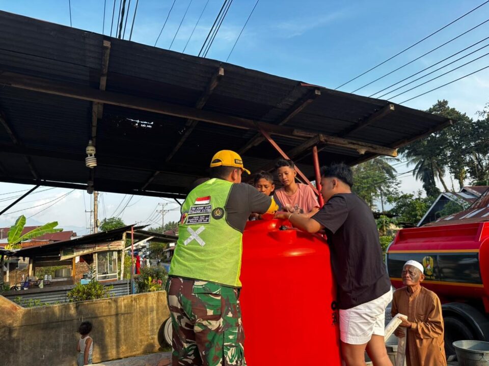 Lagi, TNI AD Suplai Air Bersih untuk Warga Korong Gadang Pasca Bencana