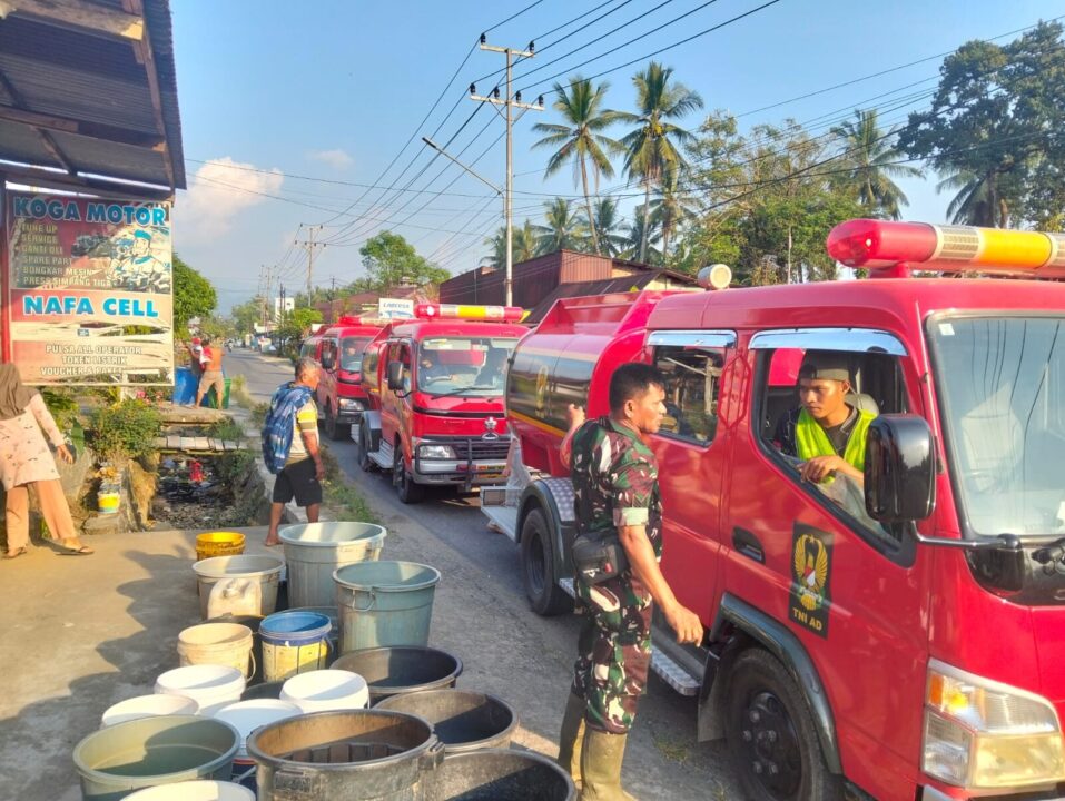Lagi, TNI AD Suplai Air Bersih untuk Warga Korong Gadang Pasca Bencana