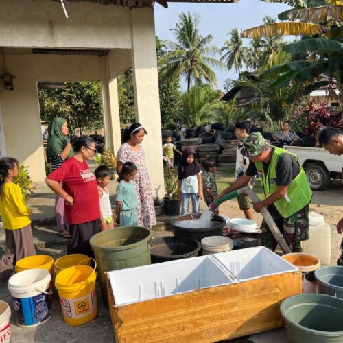 TNI AD Suplai Air Bersih bagi Warga Pascabanjir Bandang di Padang