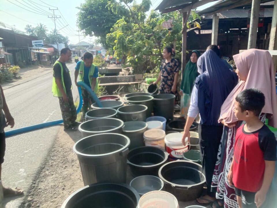 TNI AD Suplai Air Bersih bagi Warga Pascabanjir Bandang di Padang