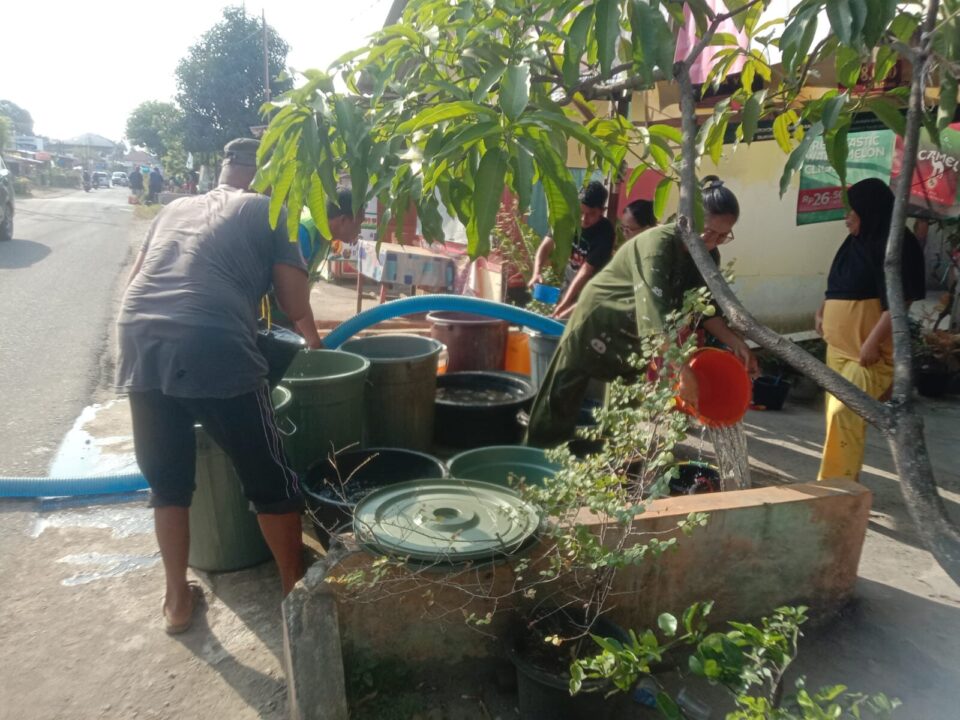 TNI AD Suplai Air Bersih bagi Warga Pascabanjir Bandang di Padang