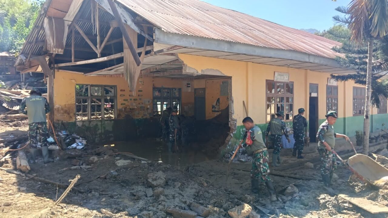 Bersihkan SD Negeri 11 Pegasing, TNI AD Pulihkan Aktivitas Belajar di Aceh Tengah