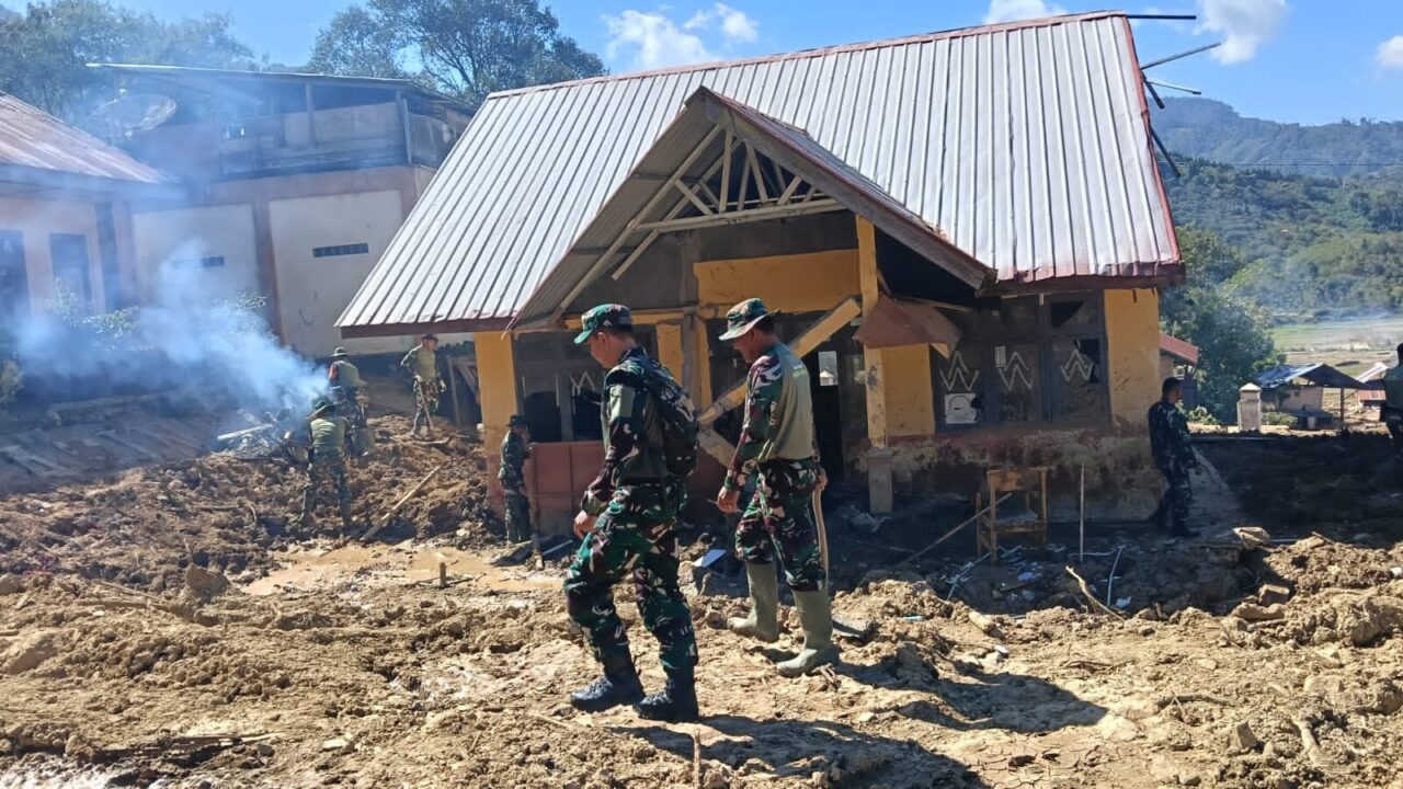 Bersihkan SD Negeri 11 Pegasing, TNI AD Pulihkan Aktivitas Belajar di Aceh Tengah