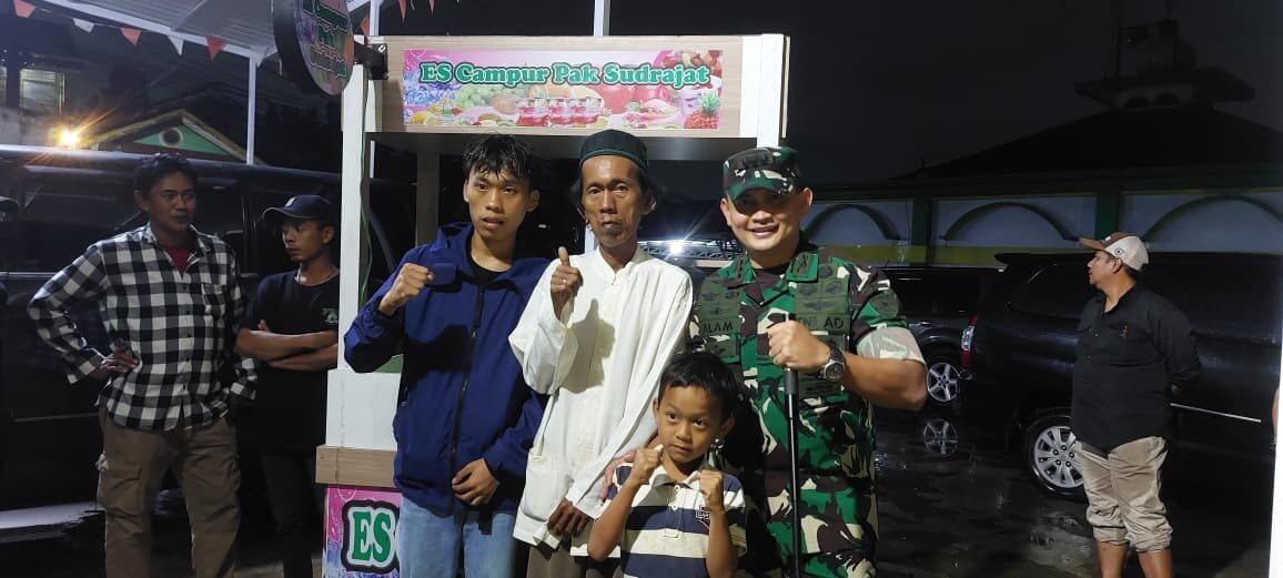 Kodim 0501/JP Serahkan Bantuan Gerobak Es Campur untuk Sudrajat