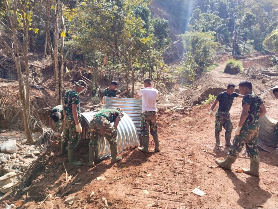 Dripping Jalan dan Bangun Jembatan Armco, TNI AD Pulihkan Akses Warga Sigiring Giring