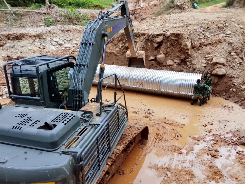 Dripping Jalan dan Bangun Jembatan Armco, TNI AD Pulihkan Akses Warga Sigiring Giring
