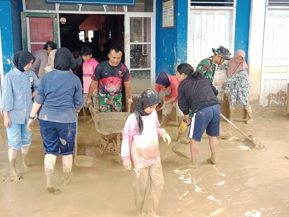 Gotong Royong Pulihkan Sekolah, Anak-Anak Sipirok Bisa Kembali Belajar