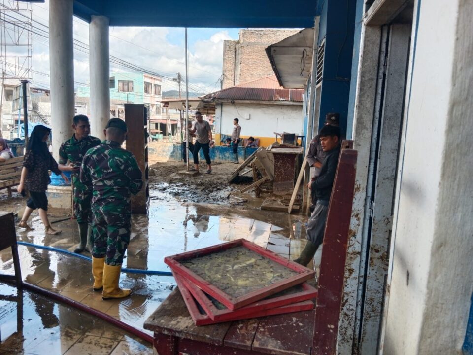Gotong Royong Pulihkan Sekolah, Anak-Anak Sipirok Bisa Kembali Belajar