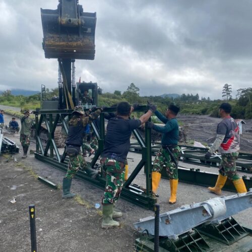 Di Hari Meugang, TNI Kebut Pembangunan Jembatan Bailey Karang Rejo