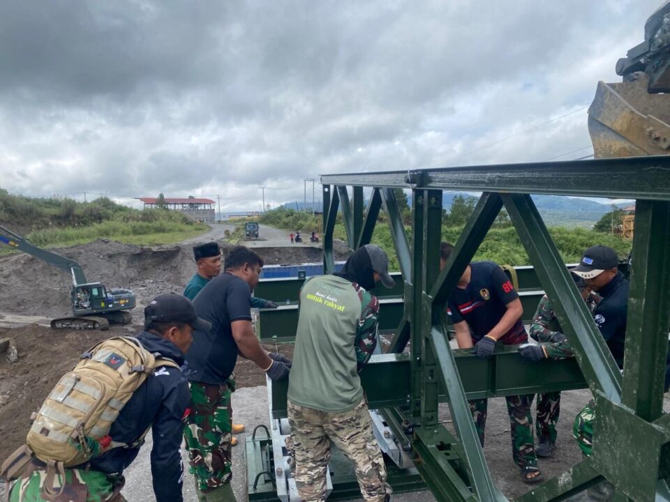 Di Hari Meugang, TNI Kebut Pembangunan Jembatan Bailey Karang Rejo