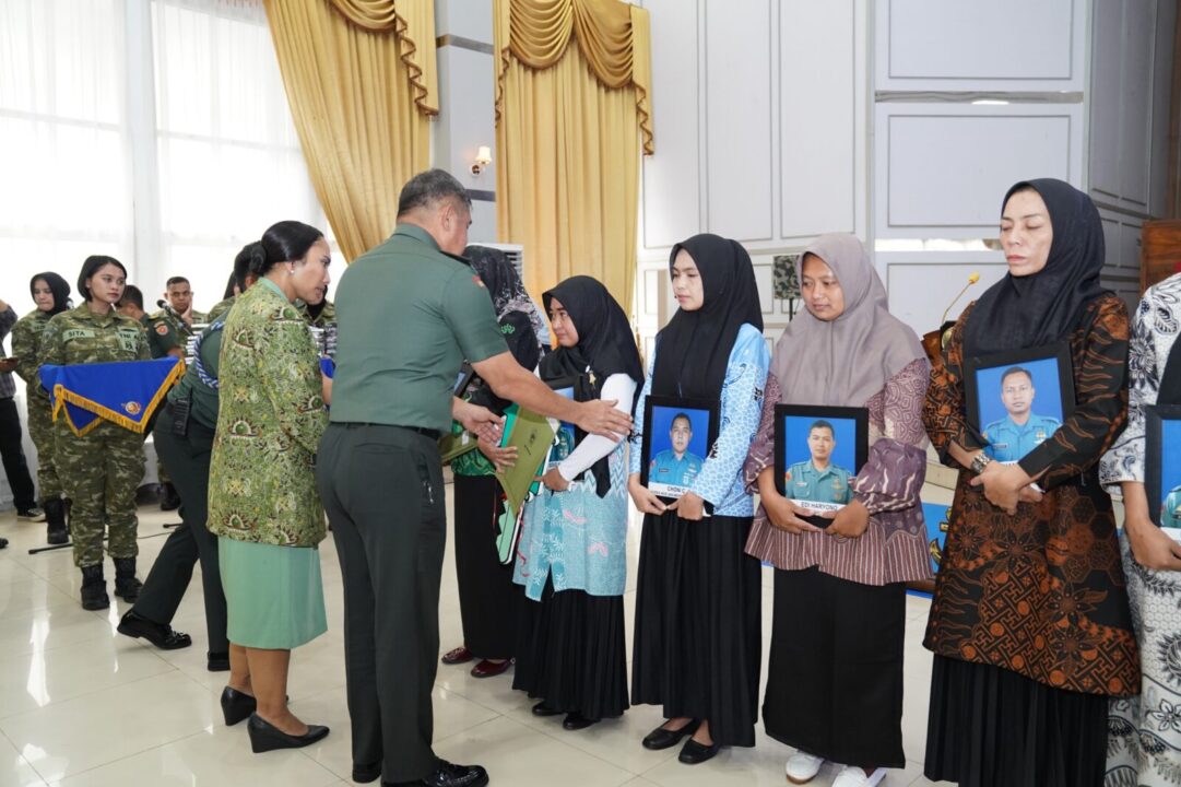 Wujud Empati, Kasad Serahkan Rumah dan Santunan bagi Ahli Waris Prajurit Marinir