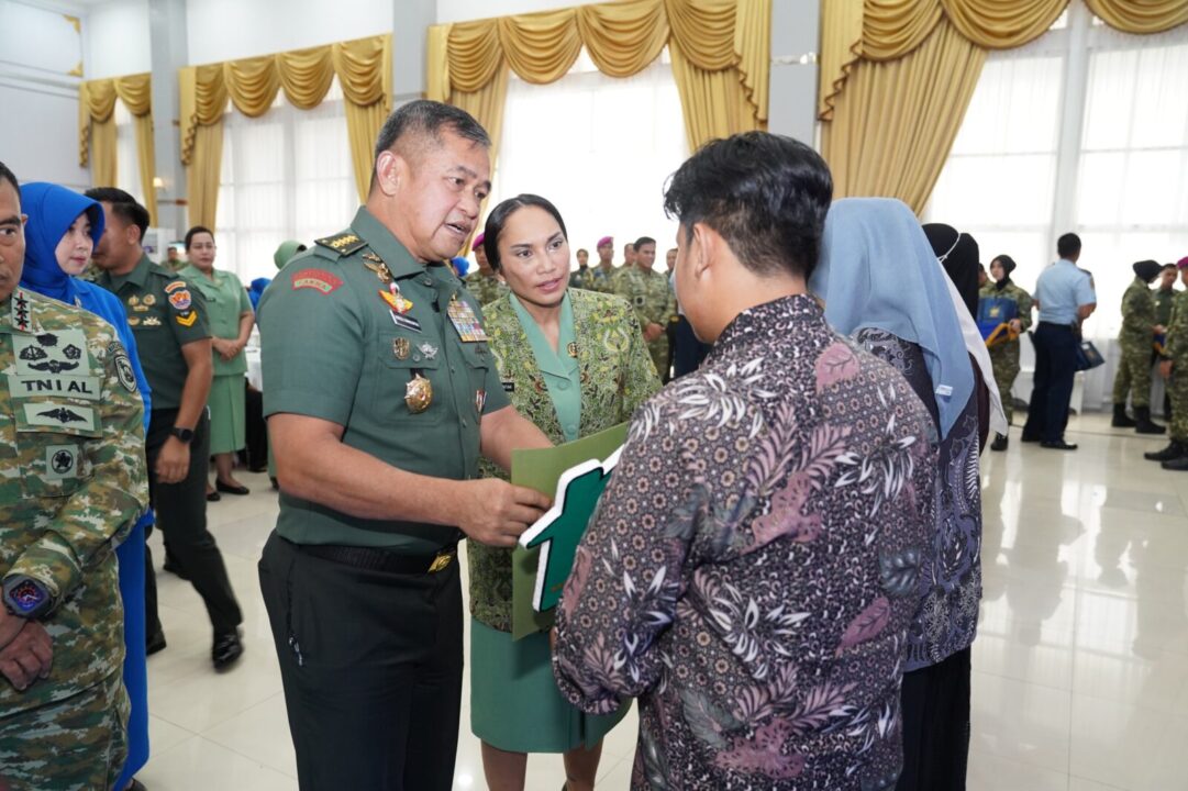 Wujud Empati, Kasad Serahkan Rumah dan Santunan bagi Ahli Waris Prajurit Marinir