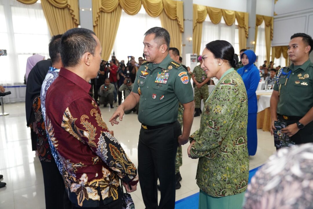 Wujud Empati, Kasad Serahkan Rumah dan Santunan bagi Ahli Waris Prajurit Marinir