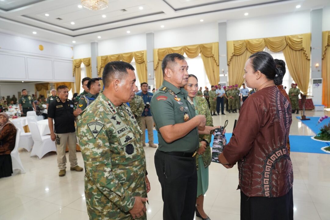 Wujud Empati, Kasad Serahkan Rumah dan Santunan bagi Ahli Waris Prajurit Marinir
