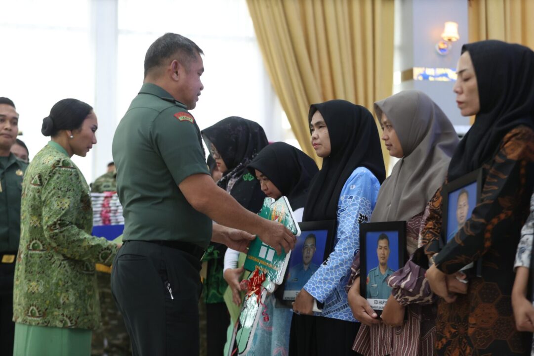 Wujud Empati, Kasad Serahkan Rumah dan Santunan bagi Ahli Waris Prajurit Marinir