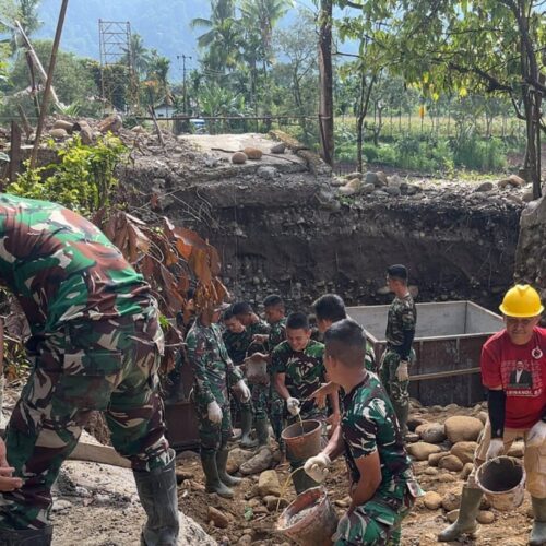 Respons Cepat Pascabencana, TNI AD Bangun Jembatan Gantung di Bonjol