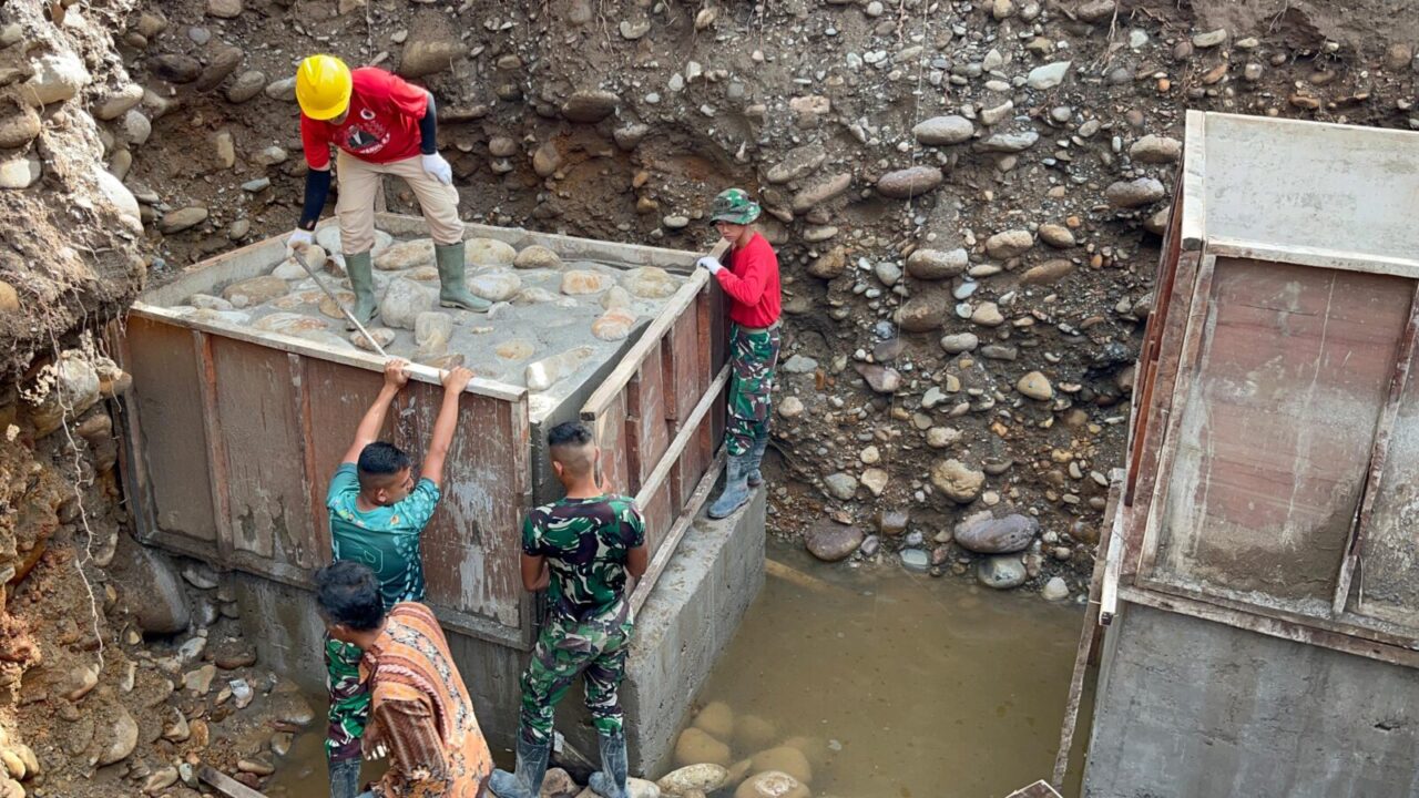 Respons Cepat Pascabencana, TNI AD Bangun Jembatan Gantung di Bonjol