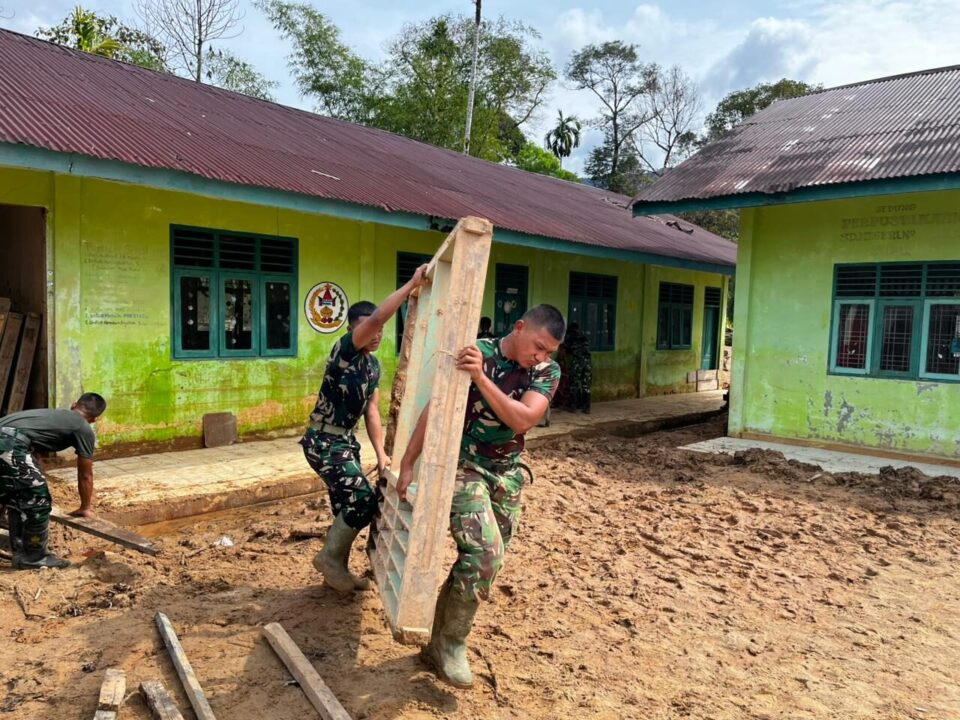 Banjir Susulan Kembali Rendam Sekolah, Satgas Gulbencal Bersihkan Ulang SDN 158506 Tukka