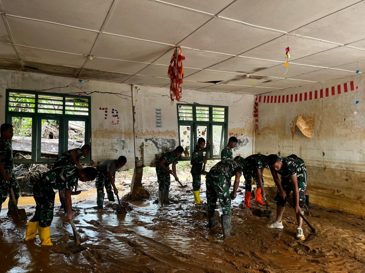 Banjir Susulan Kembali Rendam Sekolah, Satgas Gulbencal Bersihkan Ulang SDN 158506 Tukka