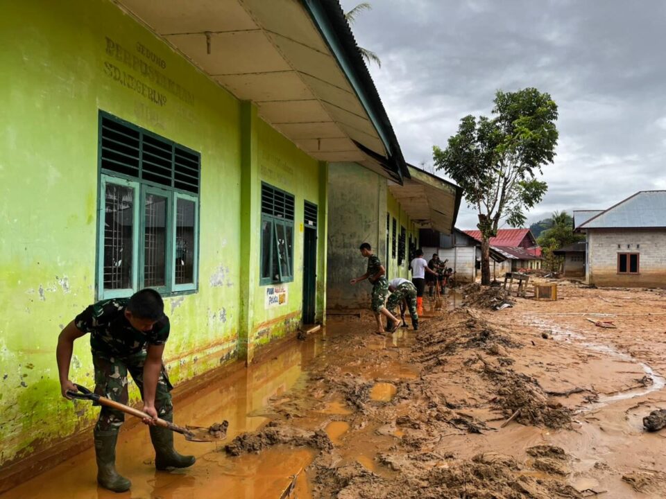 Banjir Susulan Kembali Rendam Sekolah, Satgas Gulbencal Bersihkan Ulang SDN 158506 Tukka
