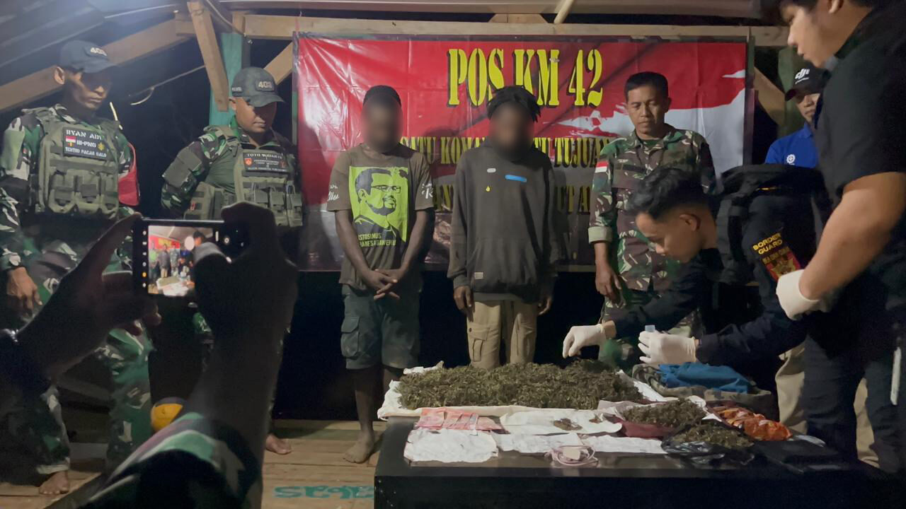 Satgas Yonif 403/WP Gagalkan Penyelundupan 2 Kg Ganja di Perbatasan RI–PNG