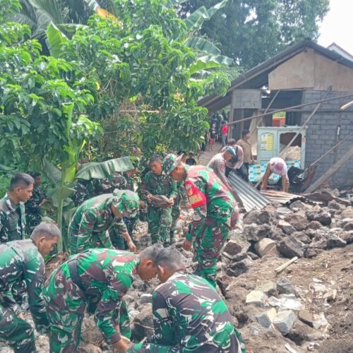 Pasca Gempa M 7,6, TNI AD Sigap Bantu Warga Terdampak di Sulawesi Utara