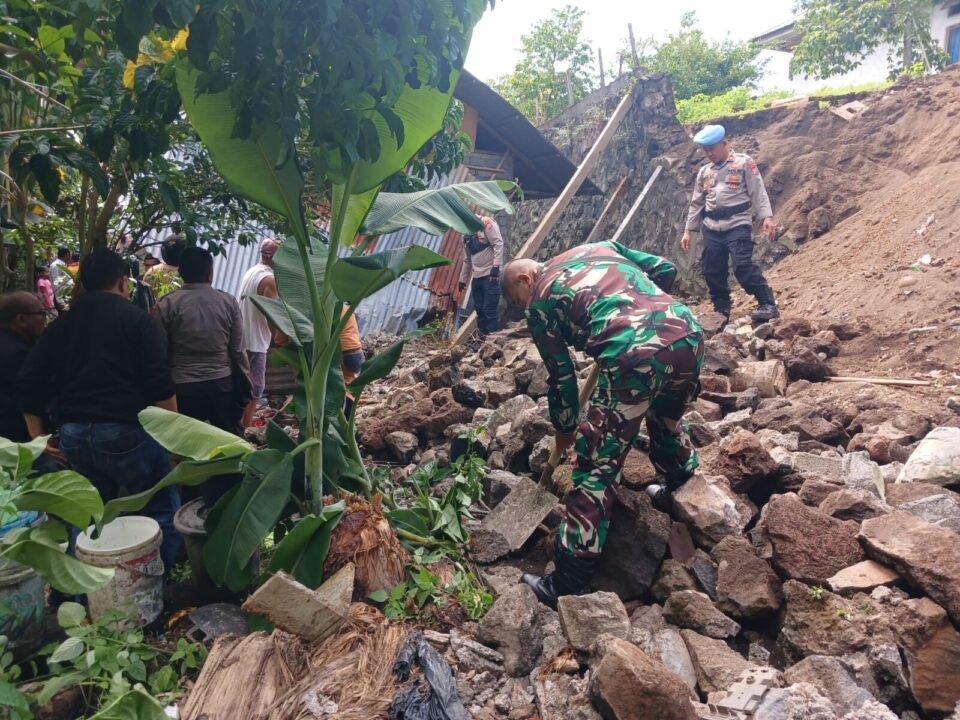 Pasca Gempa M 7,6, TNI AD Sigap Bantu Warga Terdampak di Sulawesi Utara