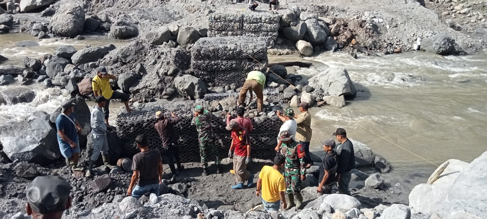 Jembatan Darurat Wih Pesam Dibangun, Akses Warga Kembali Terhubung