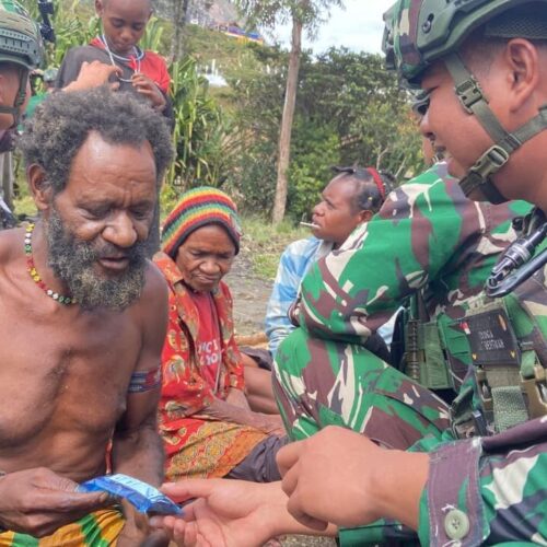 Ringankan Beban Warga, Satgas Yonif 136/Tuah Sakti Gelar Layanan Kesehatan Door to Door