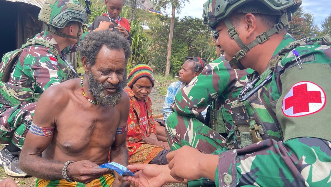 Ringankan Beban Warga, Satgas Yonif 136/Tuah Sakti Gelar Layanan Kesehatan Door to Door