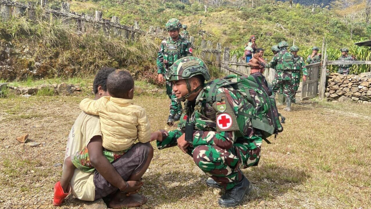 Ringankan Beban Warga, Satgas Yonif 136/Tuah Sakti Gelar Layanan Kesehatan Door to Door