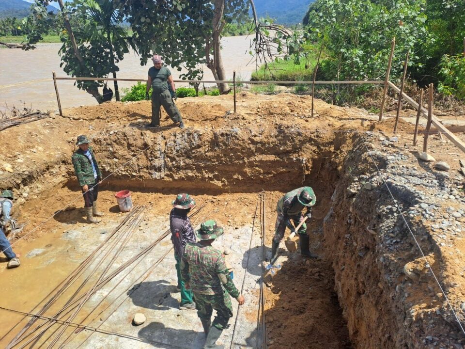 Pulihkan Akses Warga Badar, TNI dan Masyarakat Bangun Jembatan Gantung di Aceh Tenggara