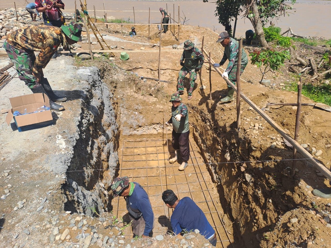 Pulihkan Akses Warga Badar, TNI dan Masyarakat Bangun Jembatan Gantung di Aceh Tenggara